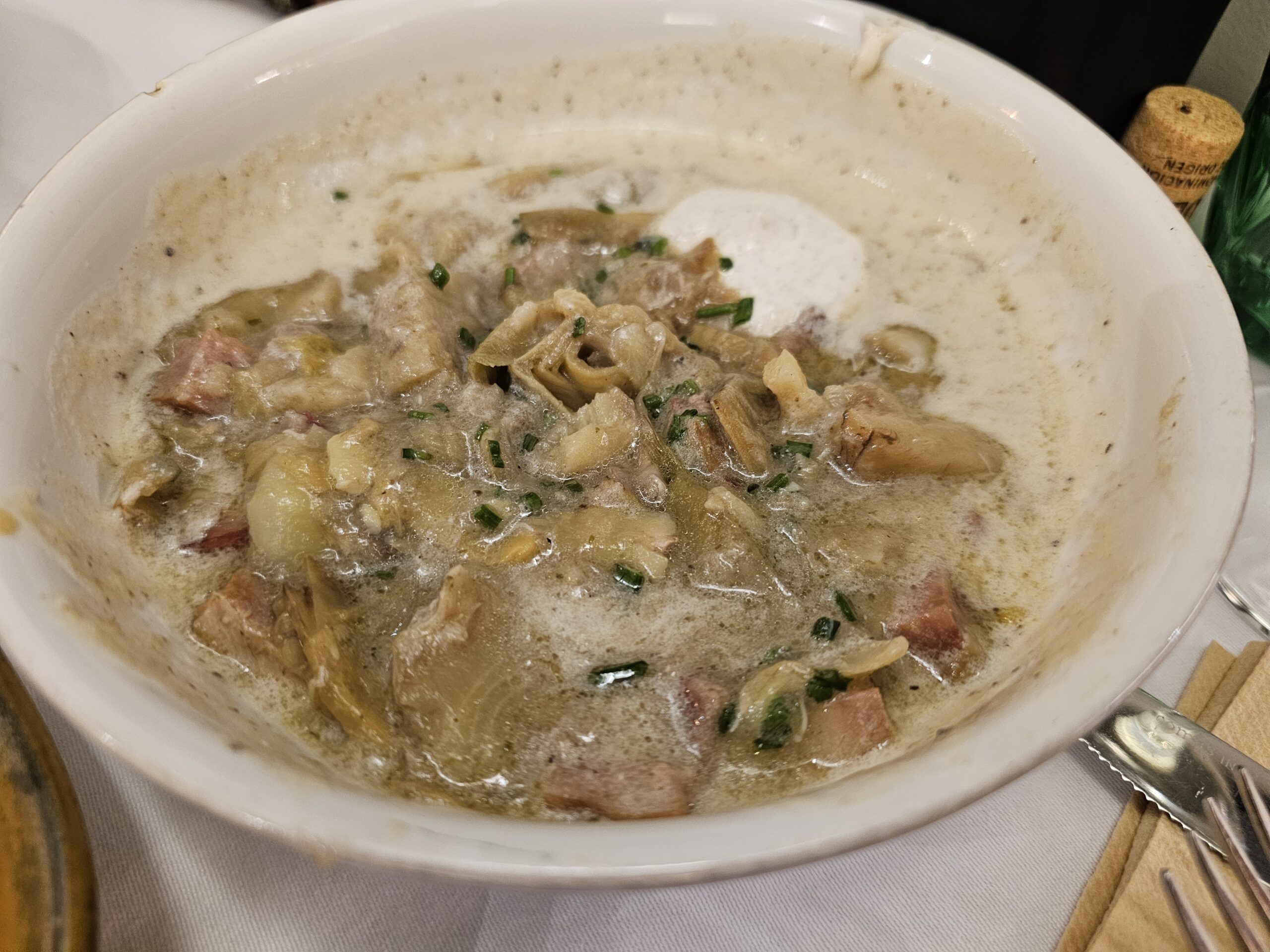 Alcachofas guisadas con panceta a la brasa y velouté de foie y trufa