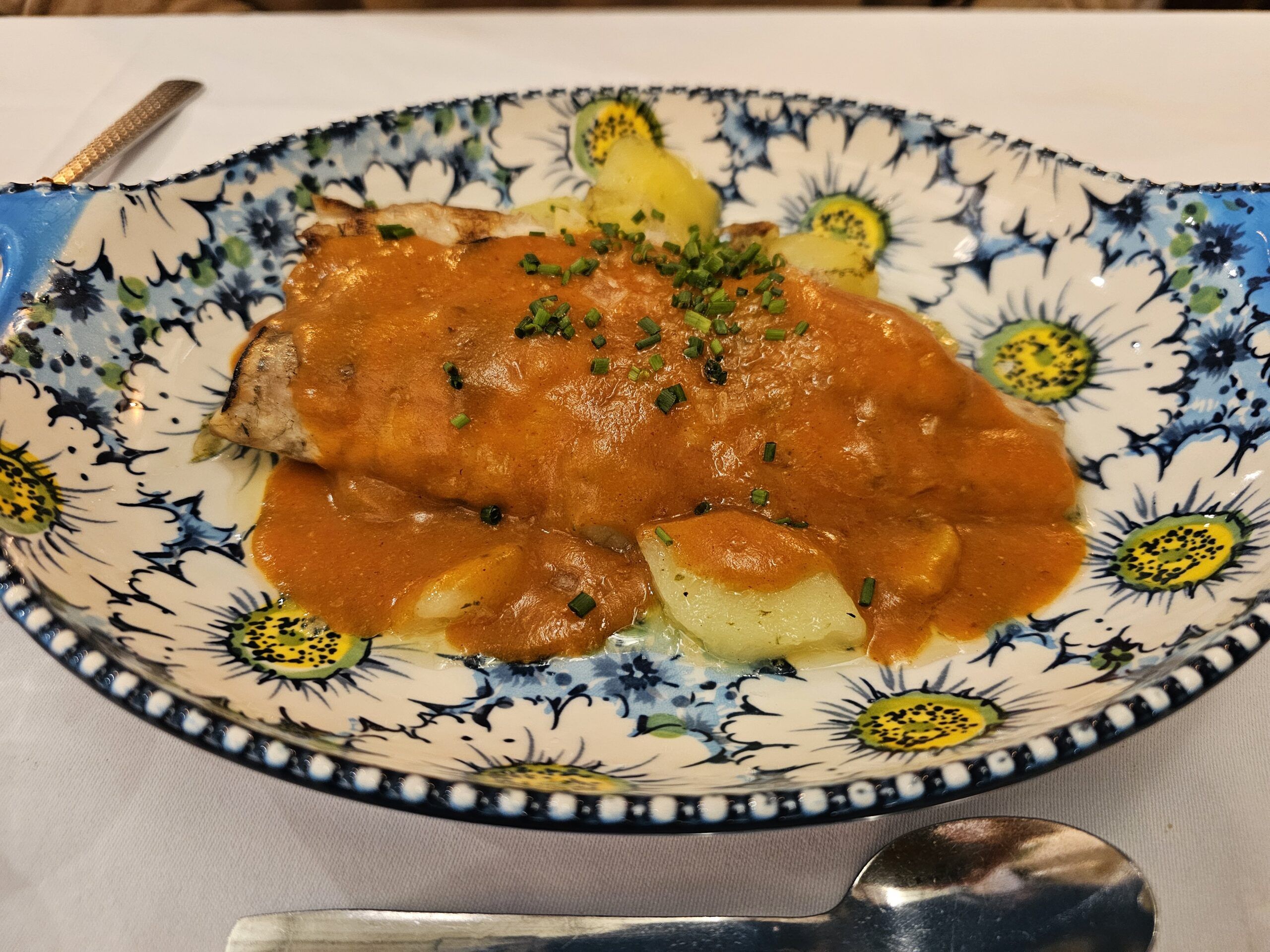 Lubina a la brasa, patata panadera y crema de mariscos