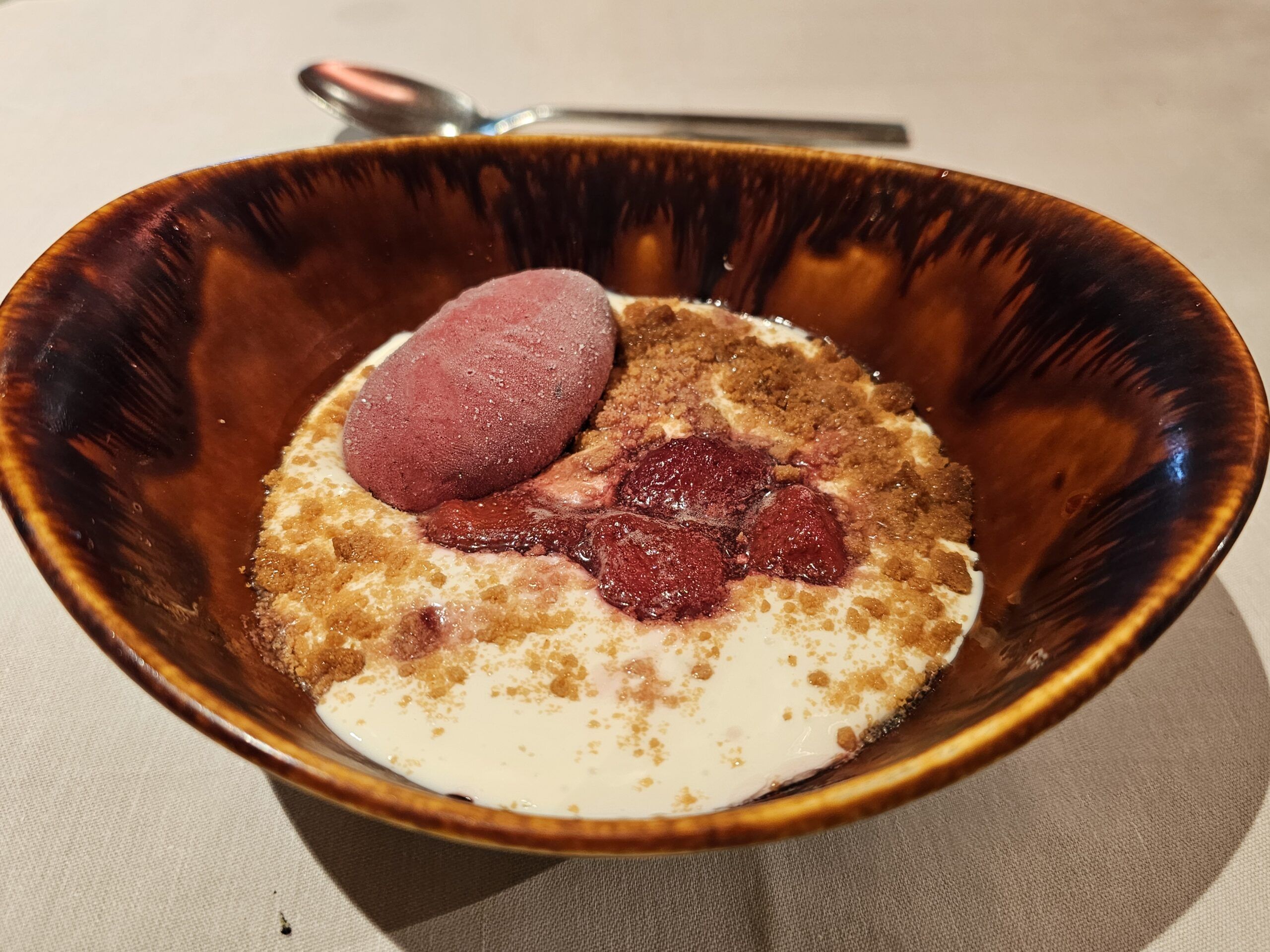Tarta de queso fluida, fresas confitadas, helado de cereza