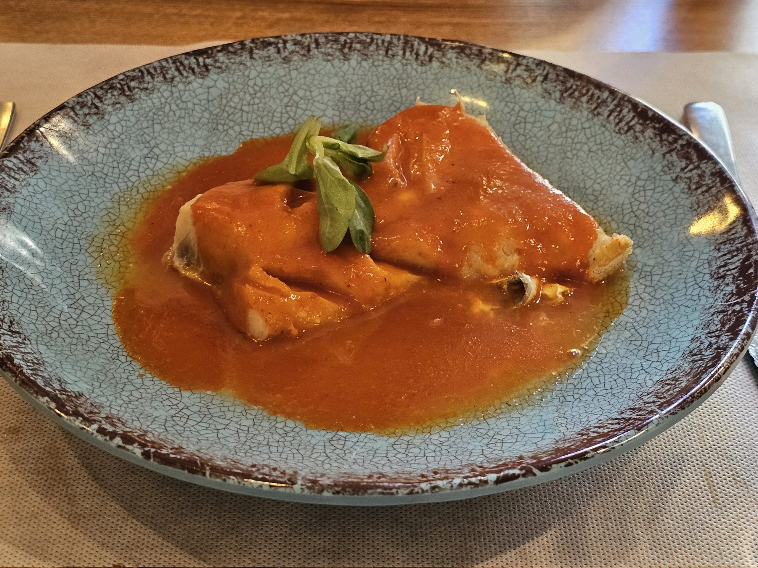 Bacalao al horno con salsa de piiquillos