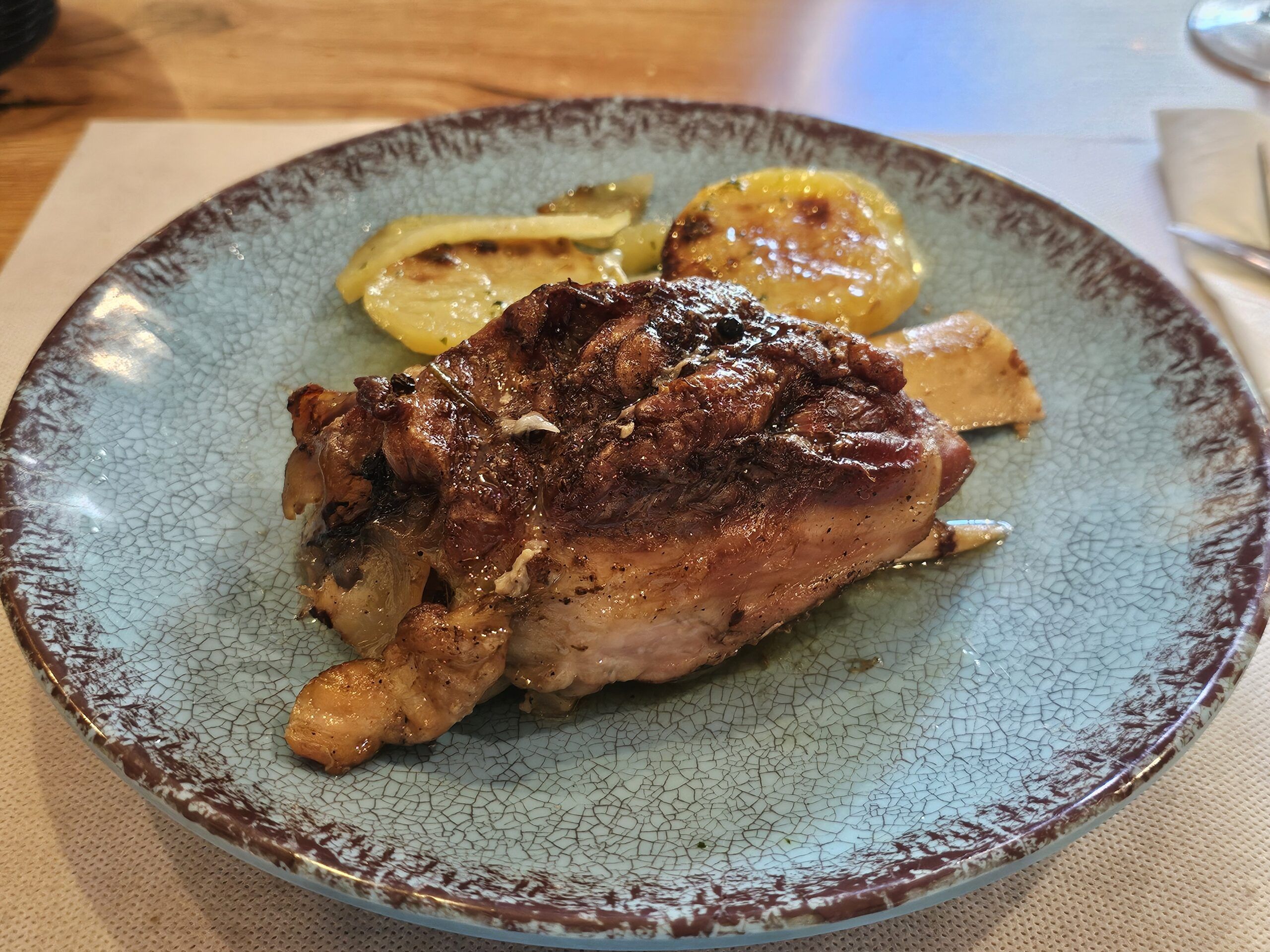 Codillo asado al romero