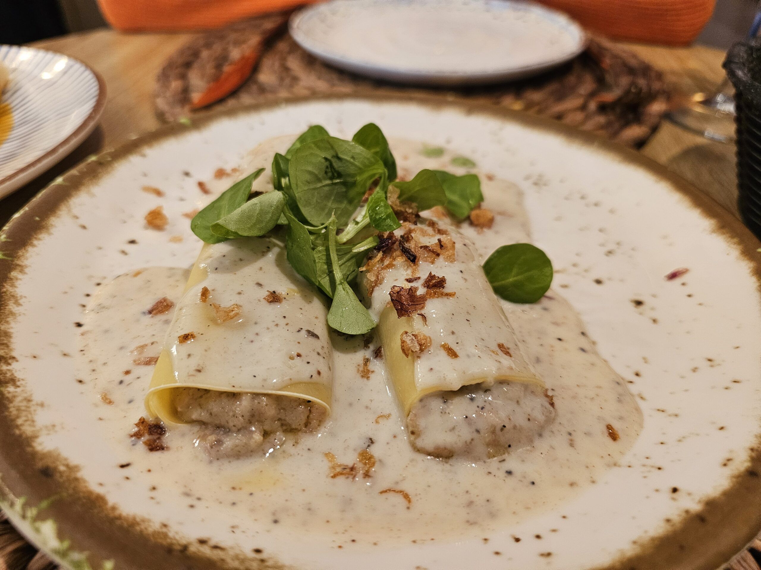 Canelónes de longaniza y bechamel trufada