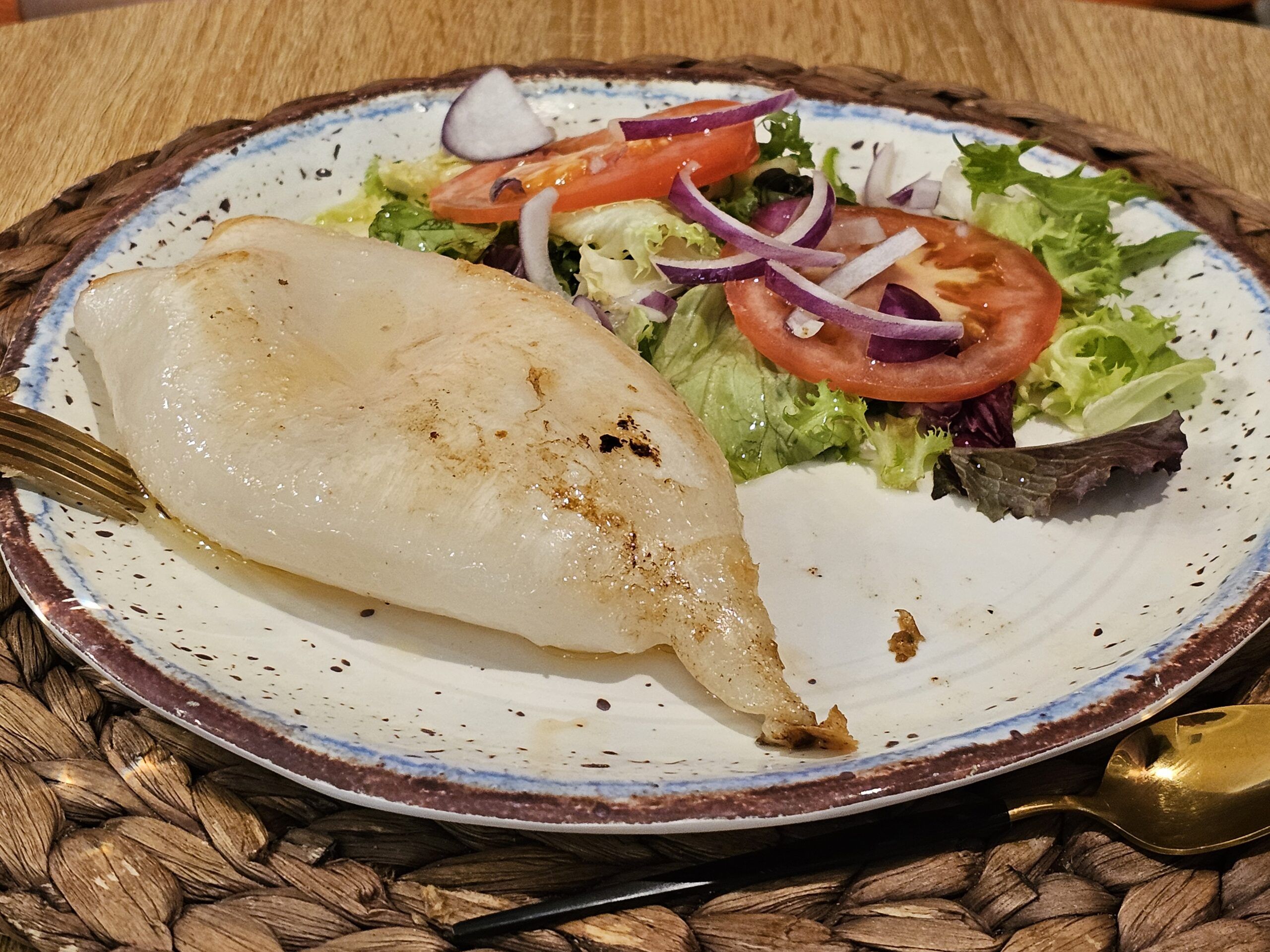 Calamar a la plancha con ensalada