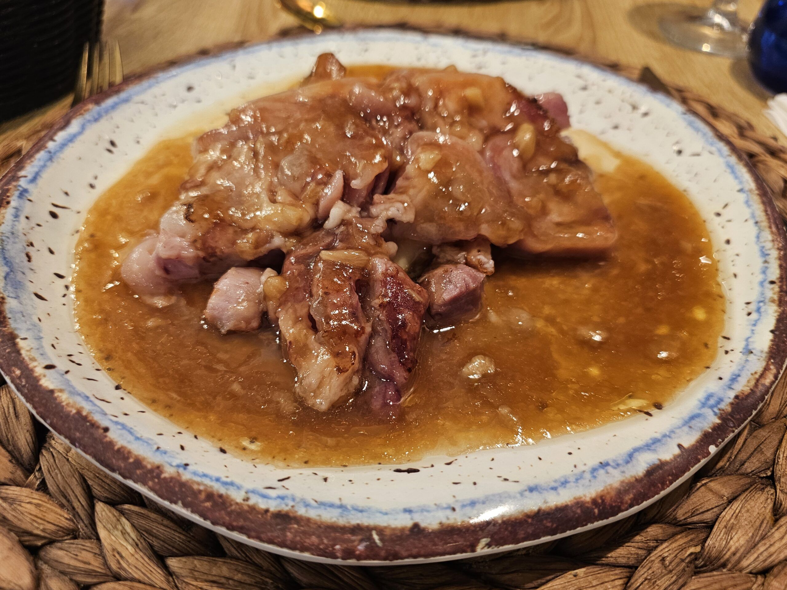 Lingote de manitas de cerdo con puré de patata