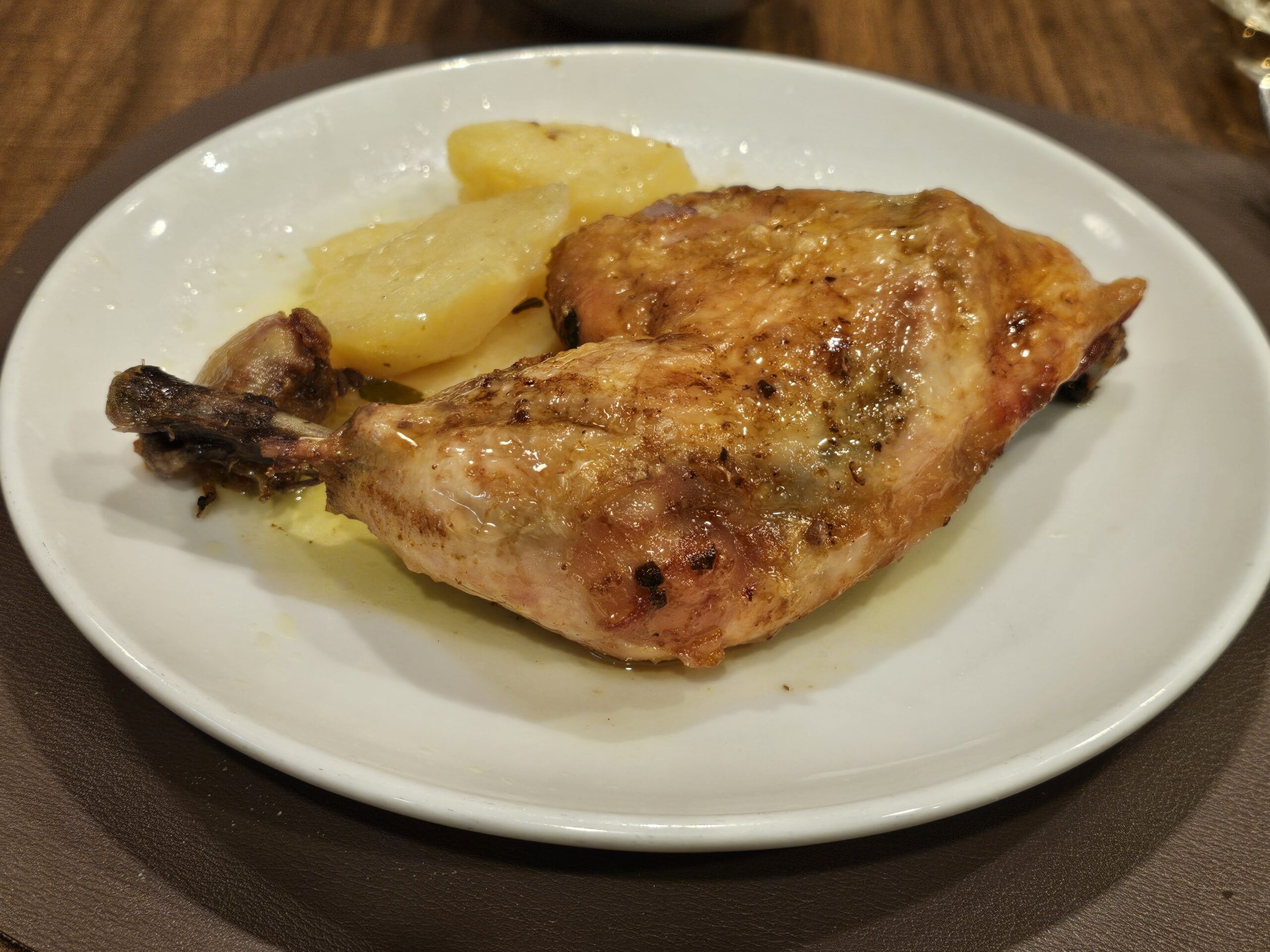 Pollo asado al vino blanco con patata panadera