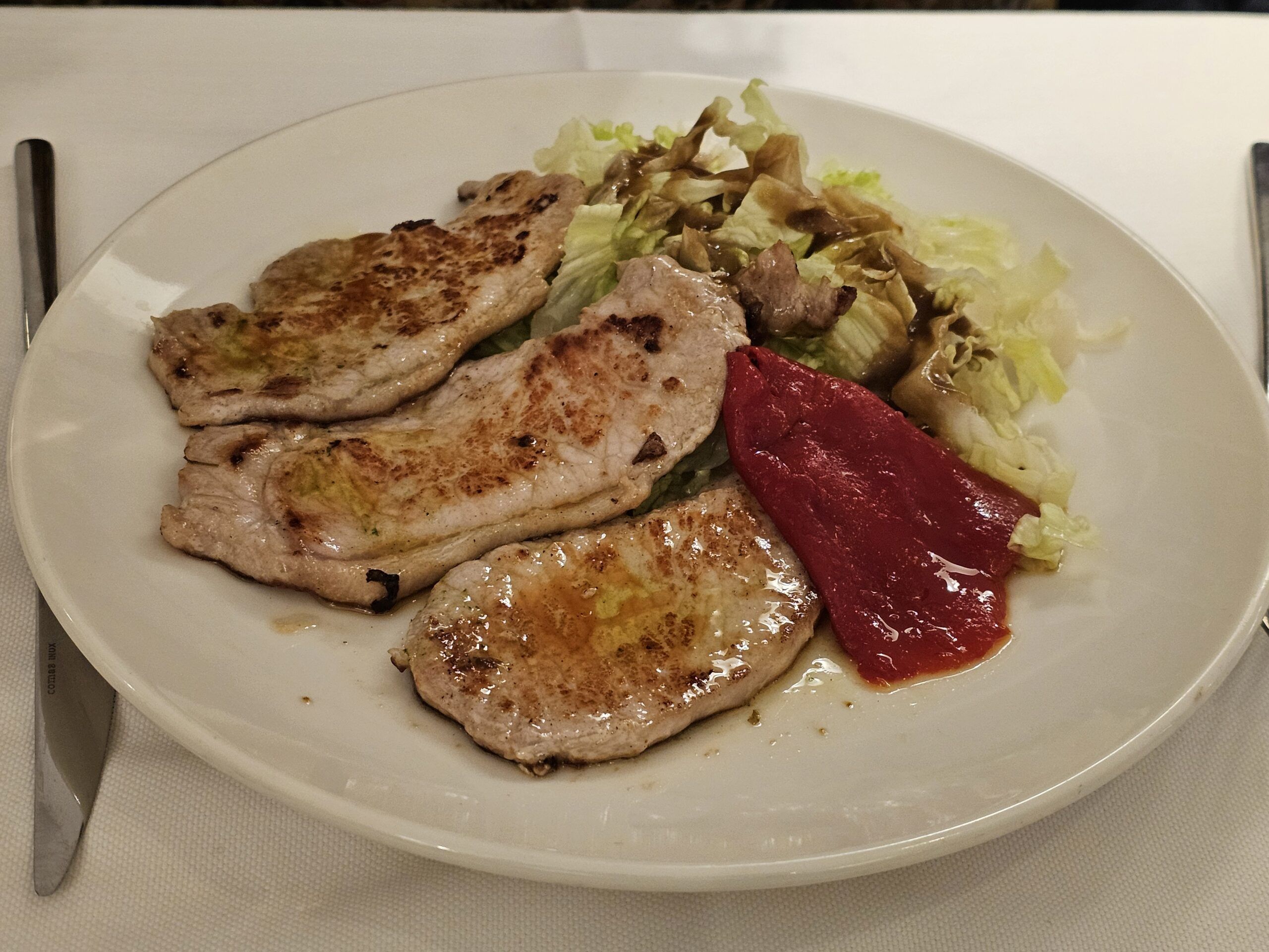Lomo a la plancha con guarnición de la casa