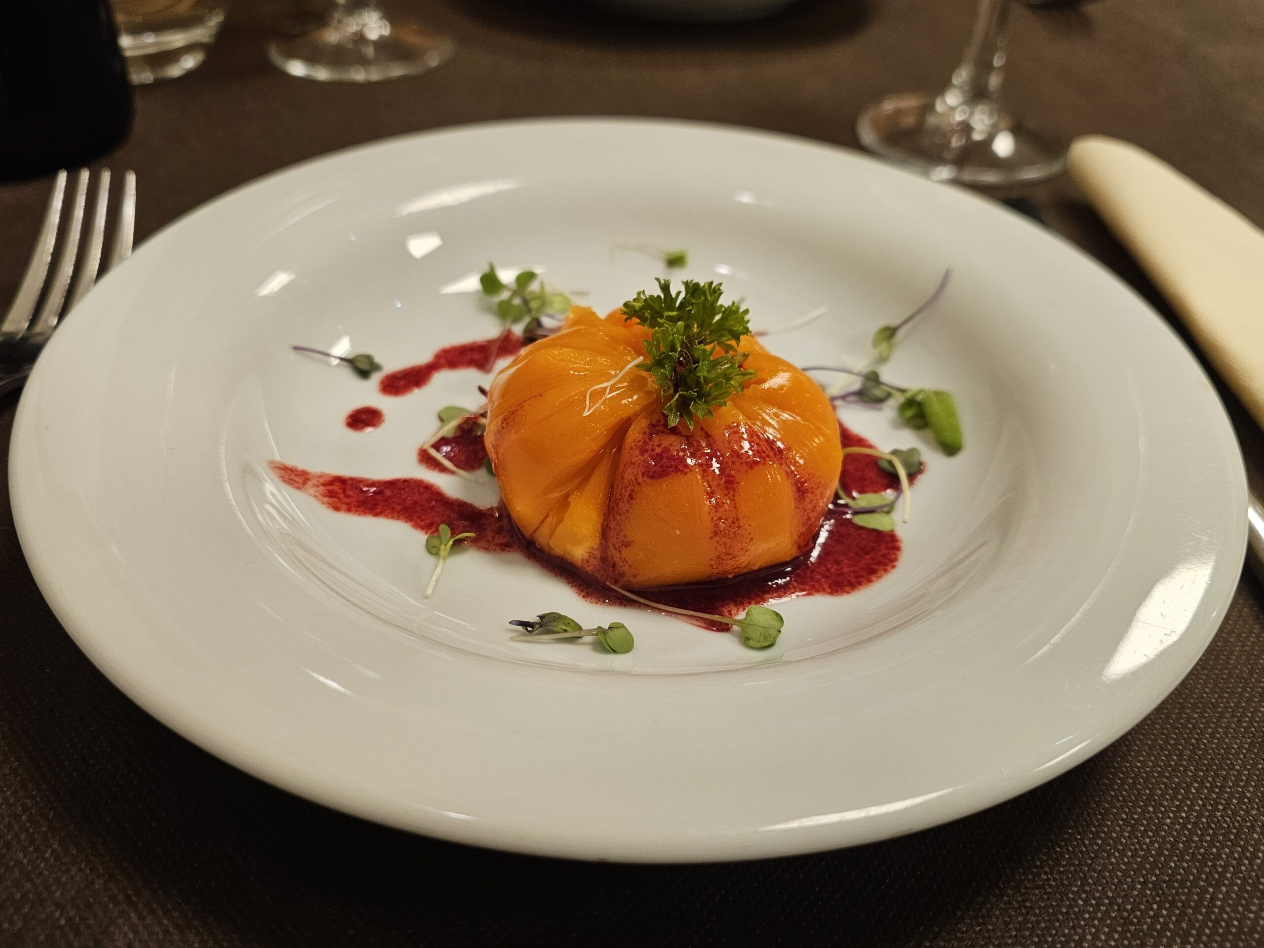 Calabacín de gamba y puerro con suave crema carmesí de gamba roja
