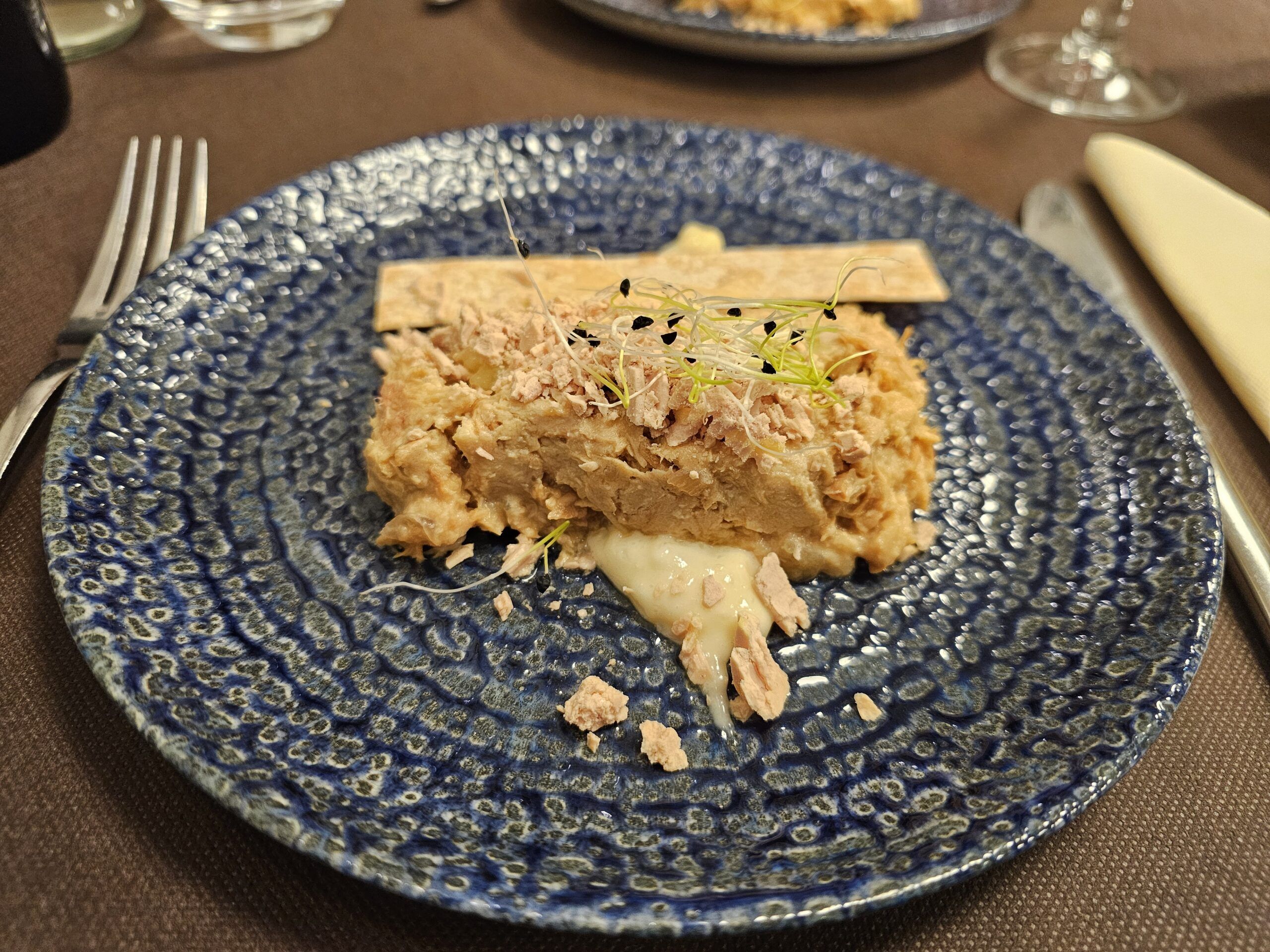Terrina de capón guisado en pepitoria, concebolla caramelizad ay foie