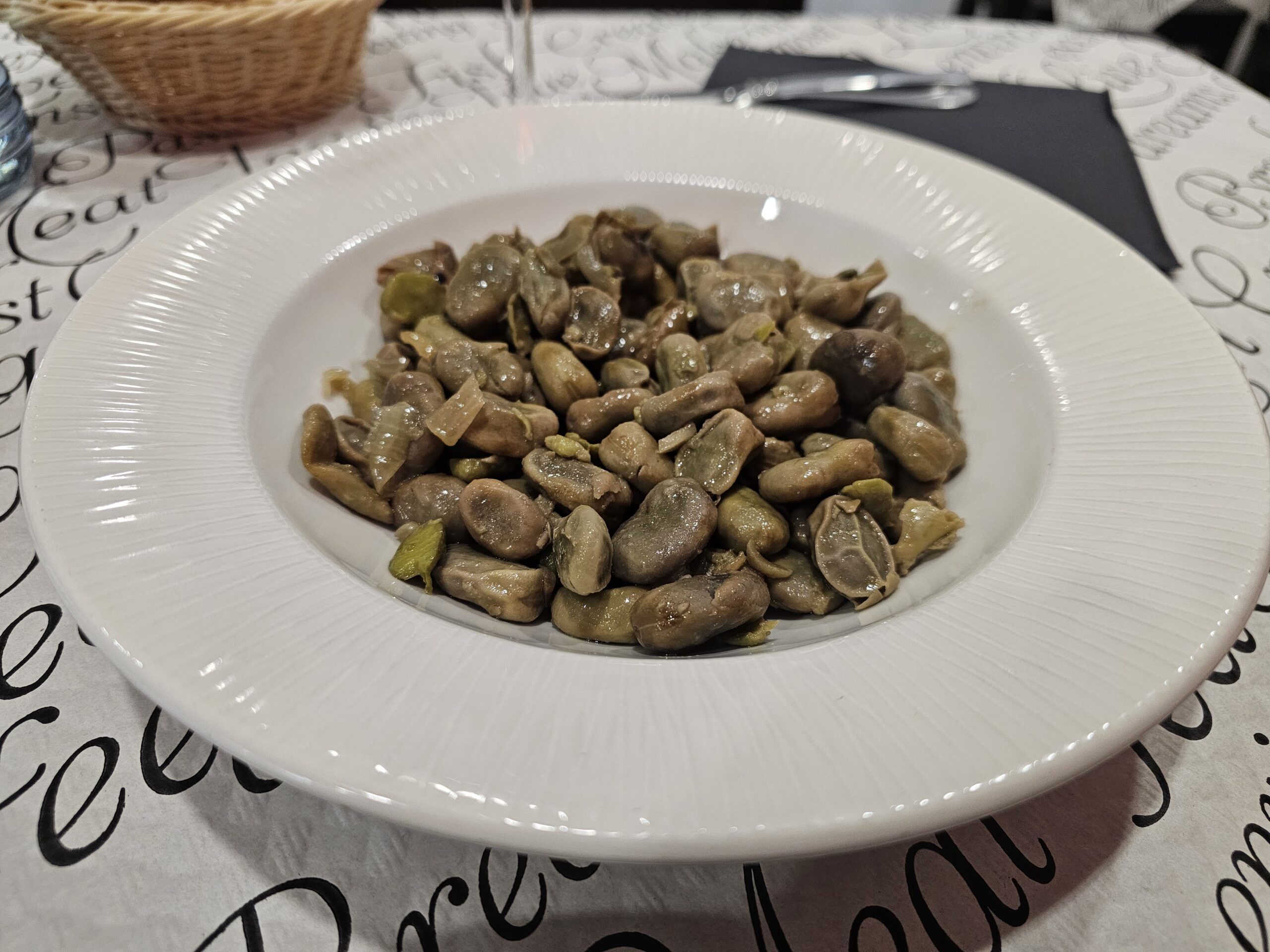 Habas salteadas con ajos y cebolla a la mantequilla