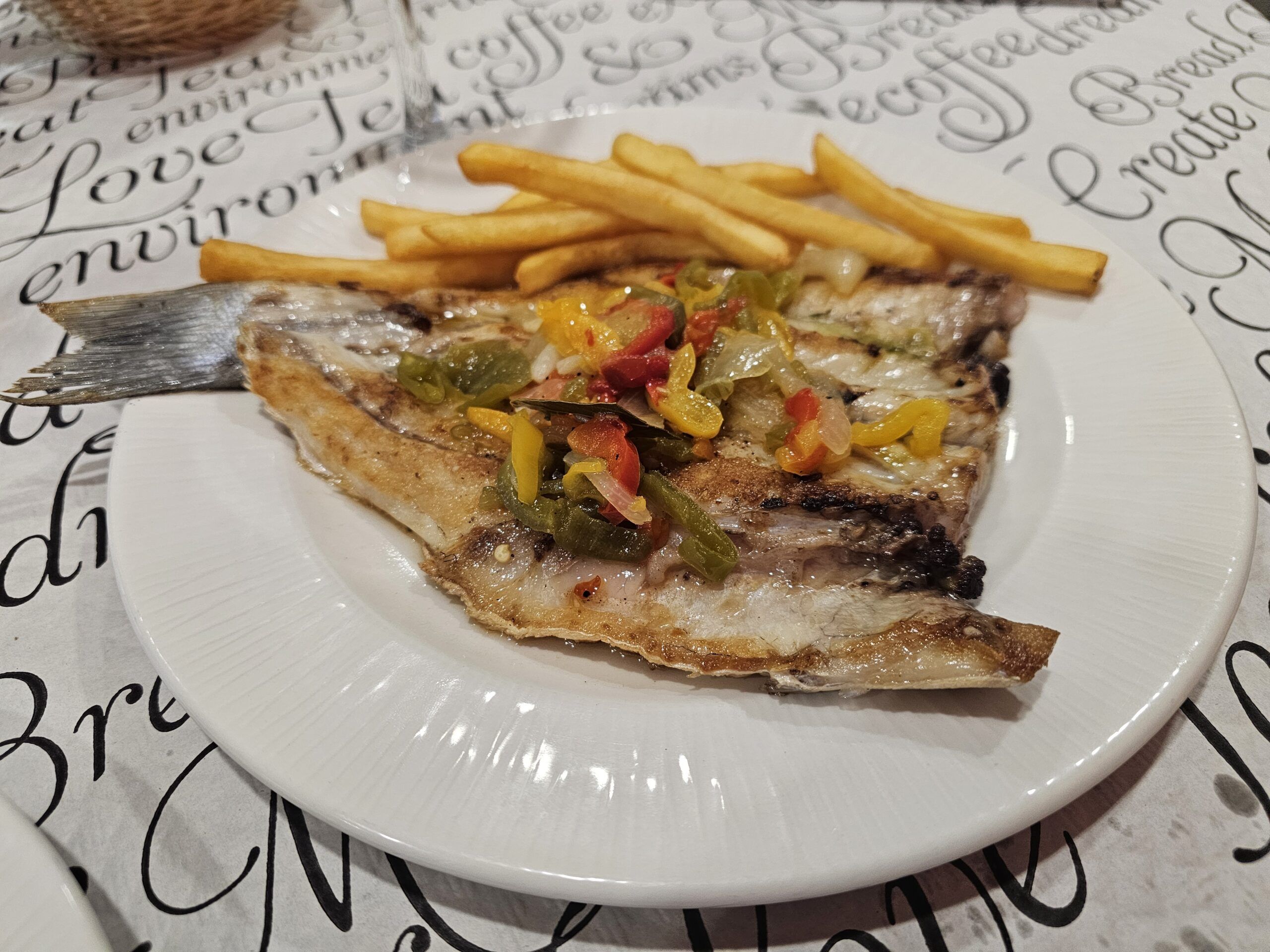 Lubina fresca a la plancha con salteado de pimientos