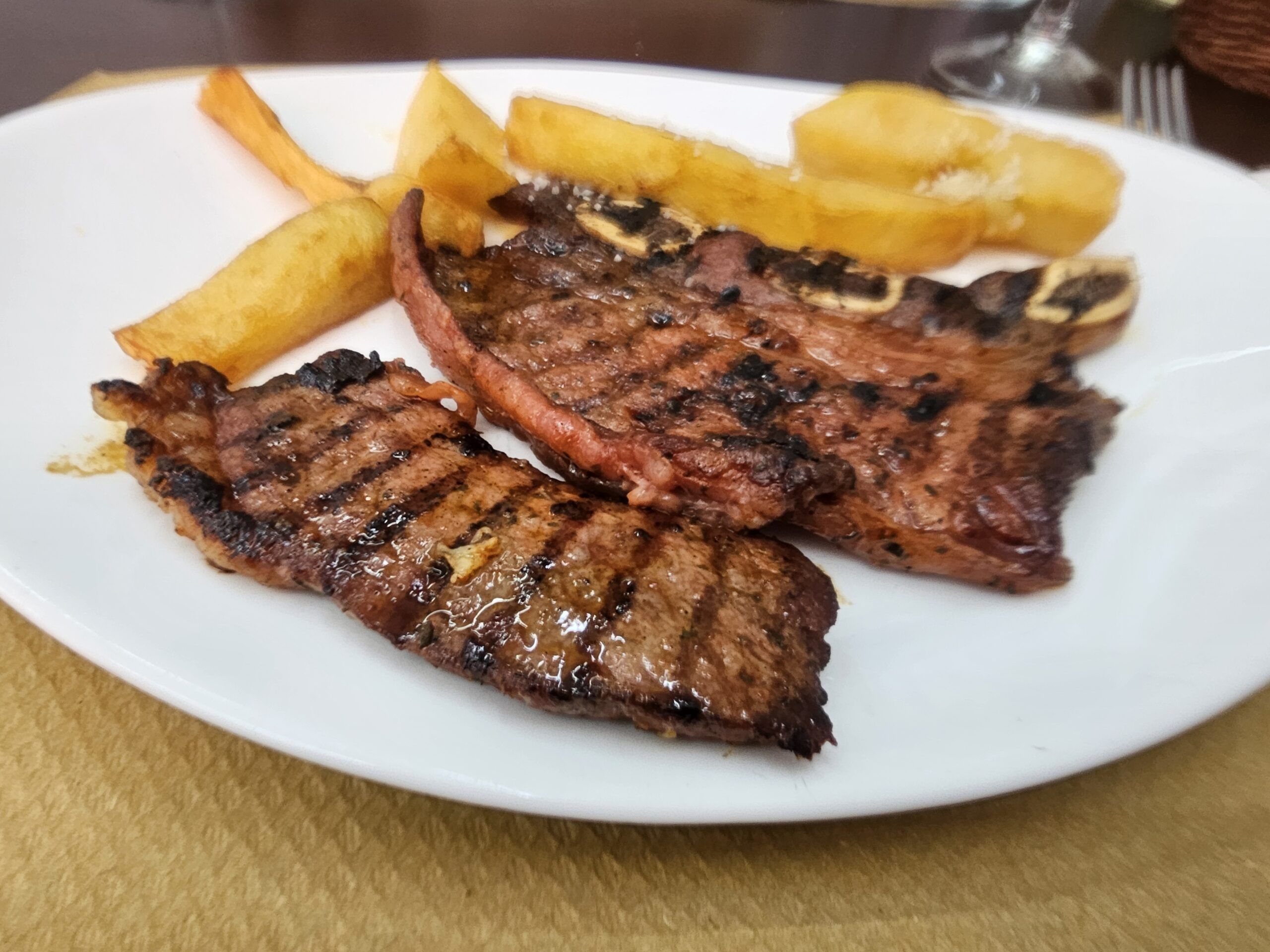 Churrasco a la plancha con patatas fritas