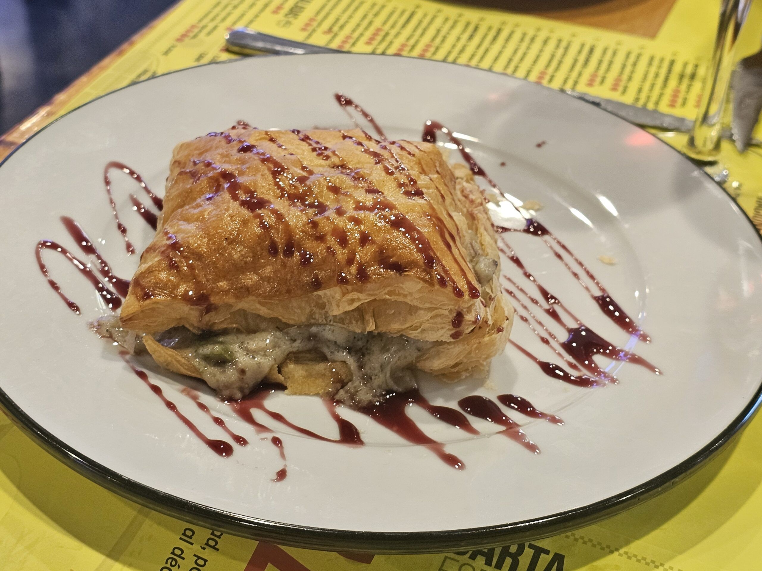 Hojaldre relleno de setas
