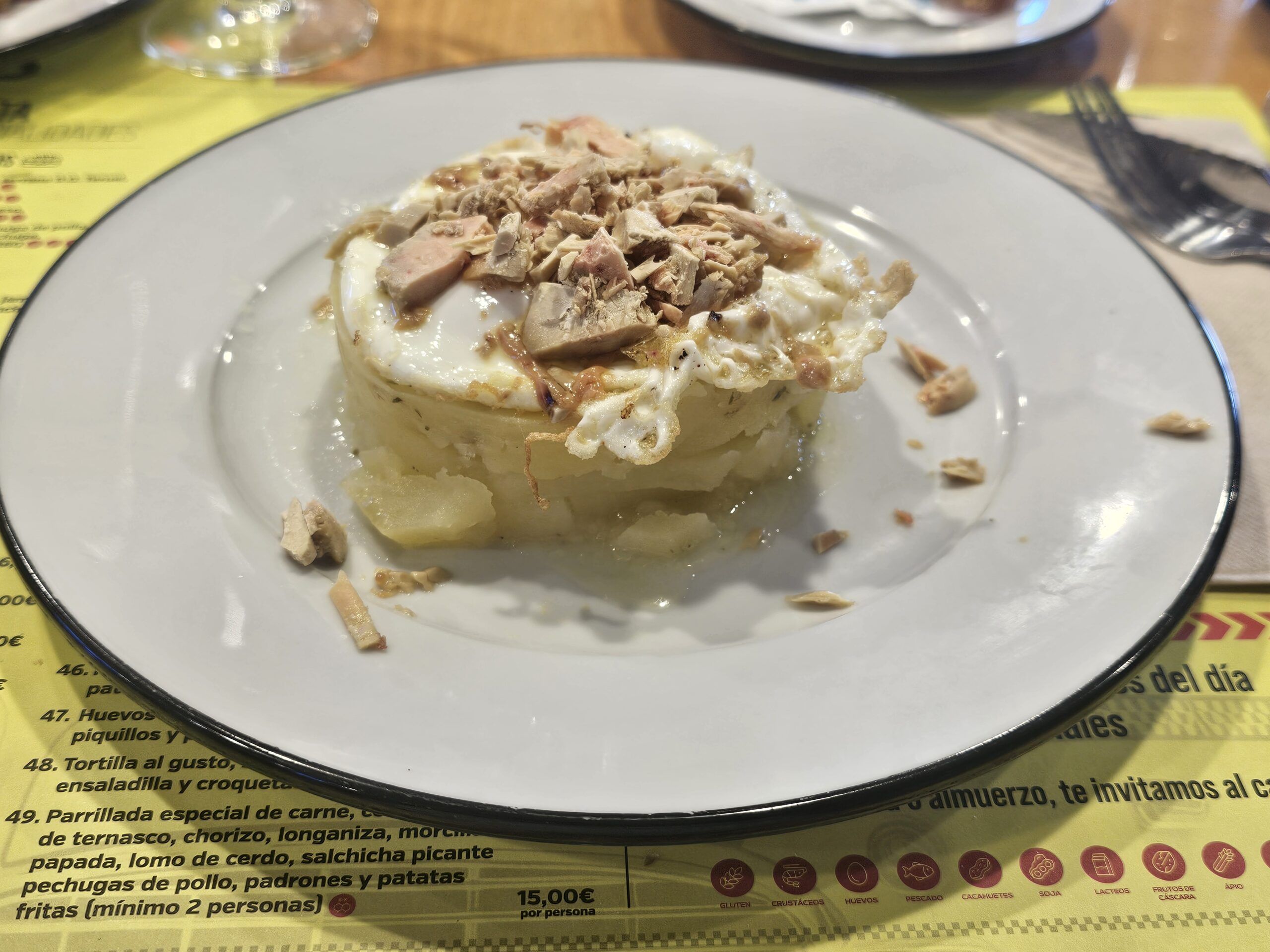 Huevos rotos con foie
