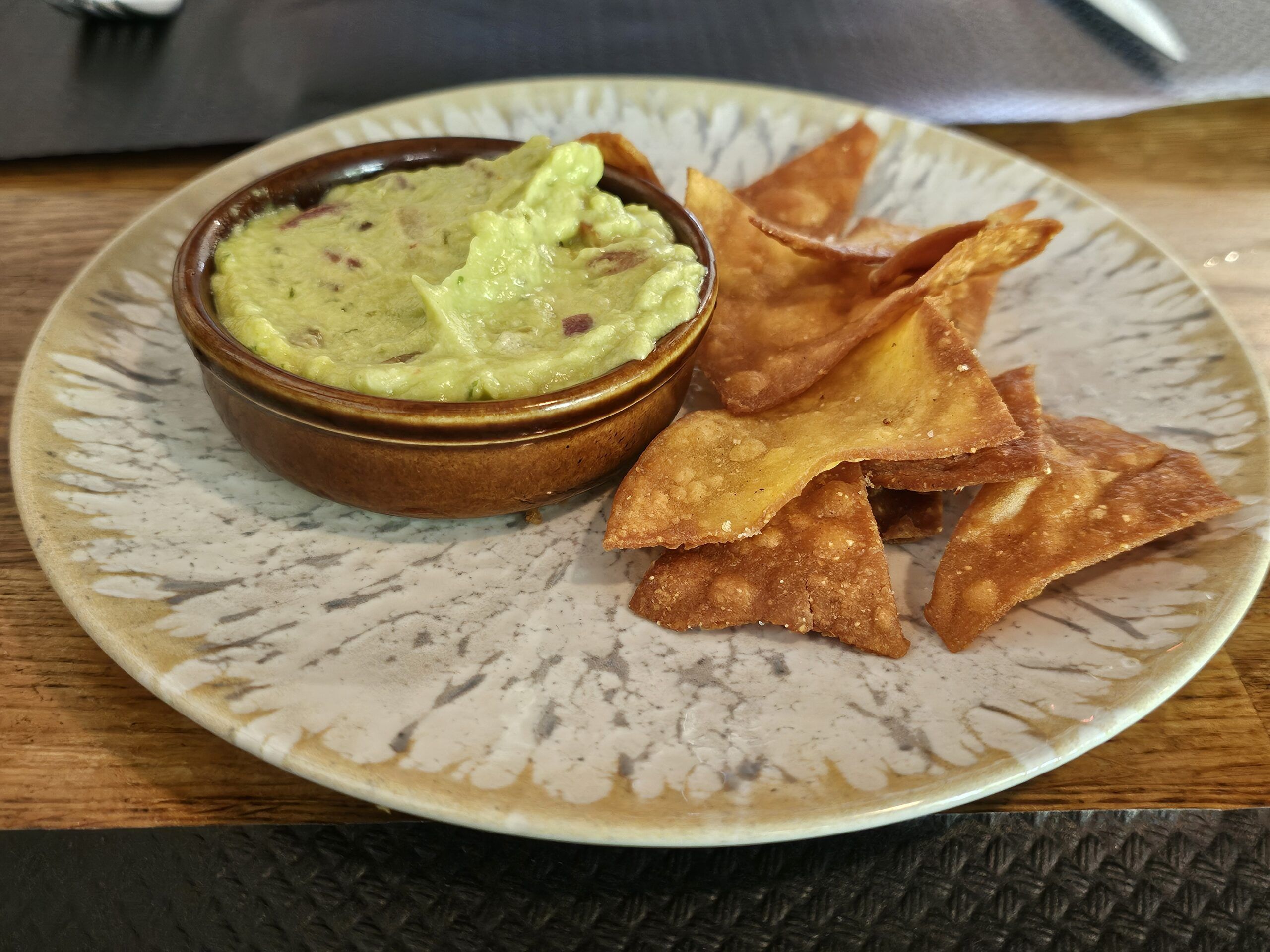 Aperitivo: guacamole casero con totopos