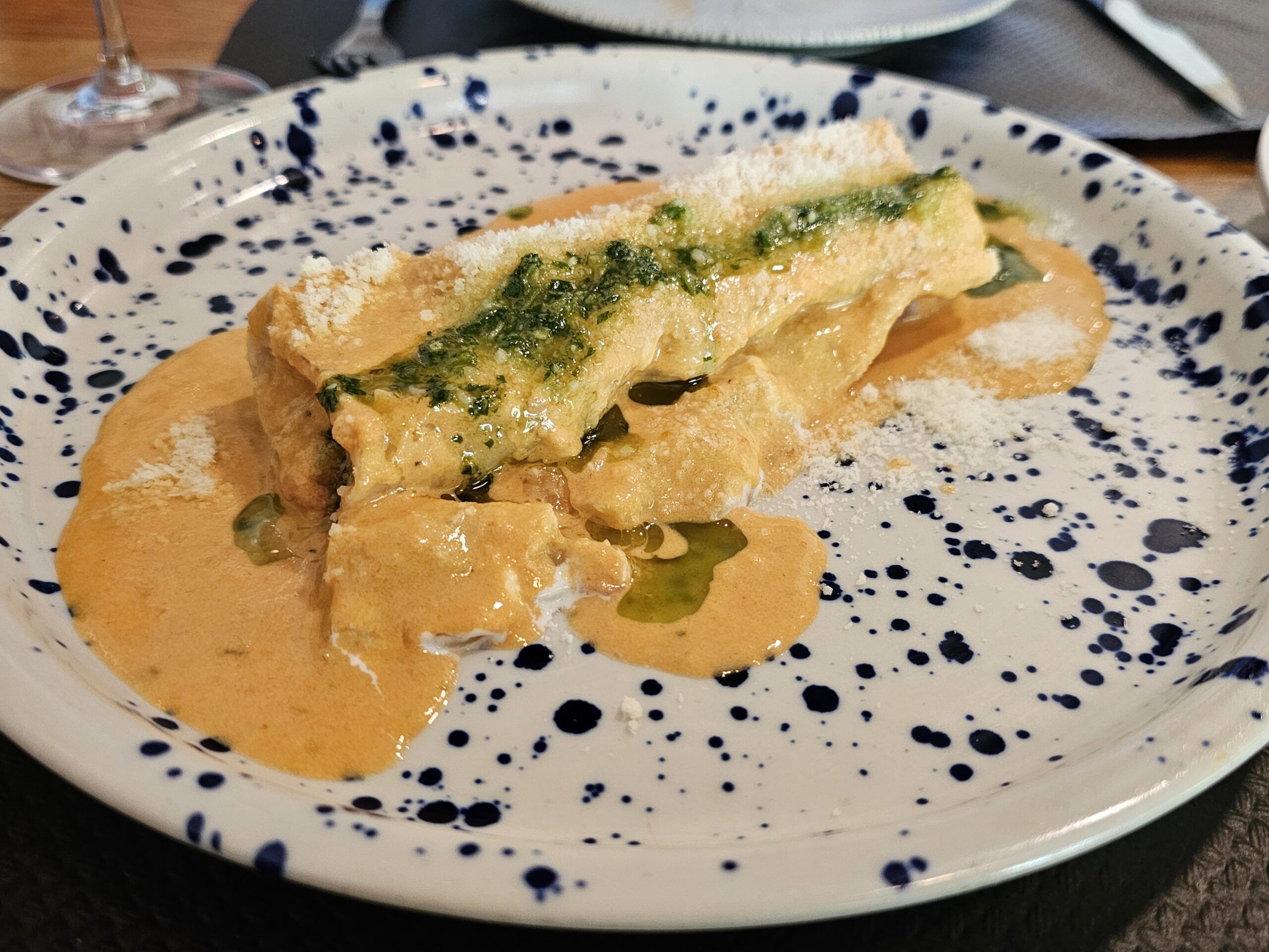 Canelón relleno de longaniza y puerros con salsa rosa y queso grana padano