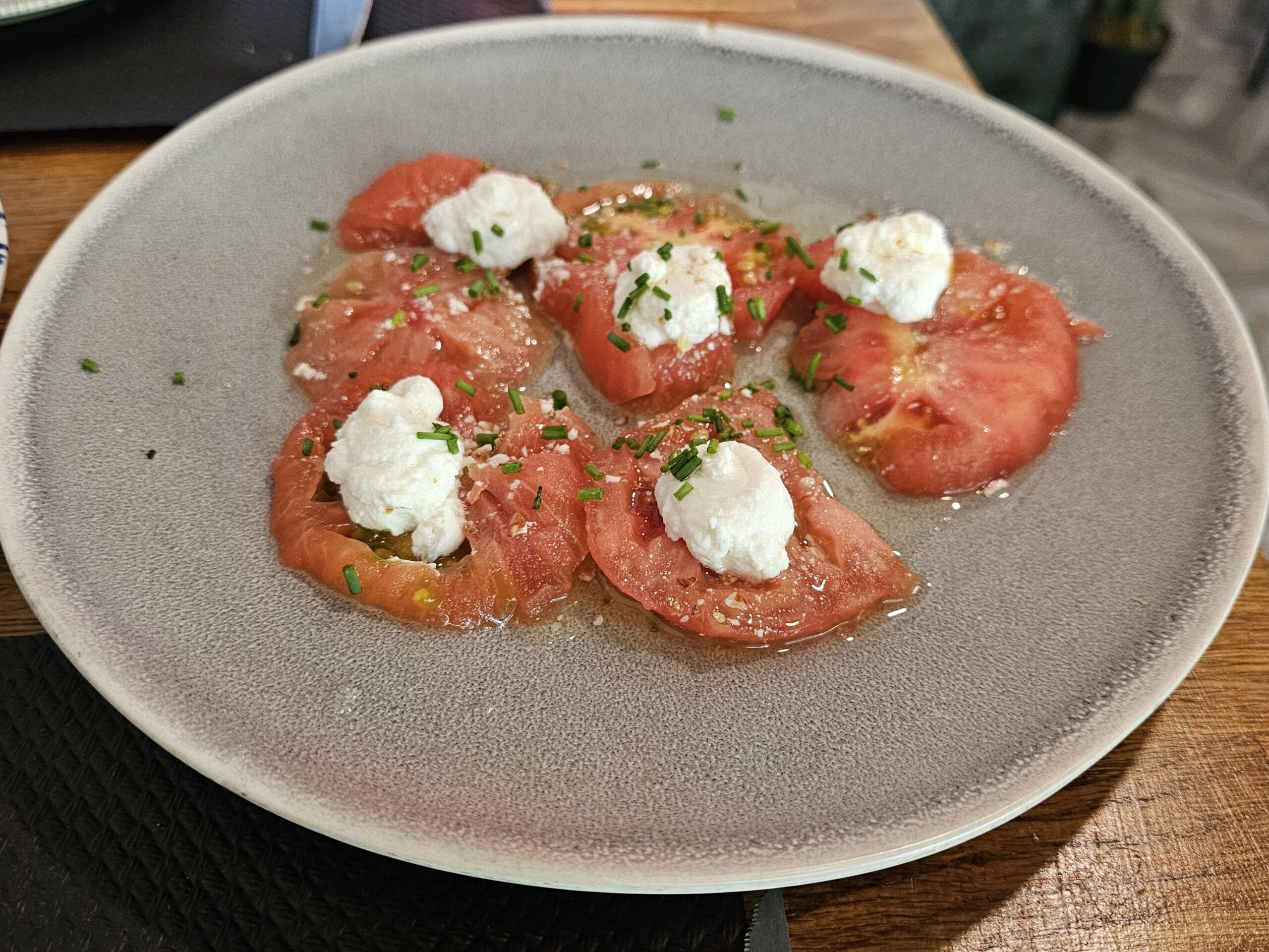 Carpaccio de tomate de la tierra con queso ricota y vinagreta de almendras