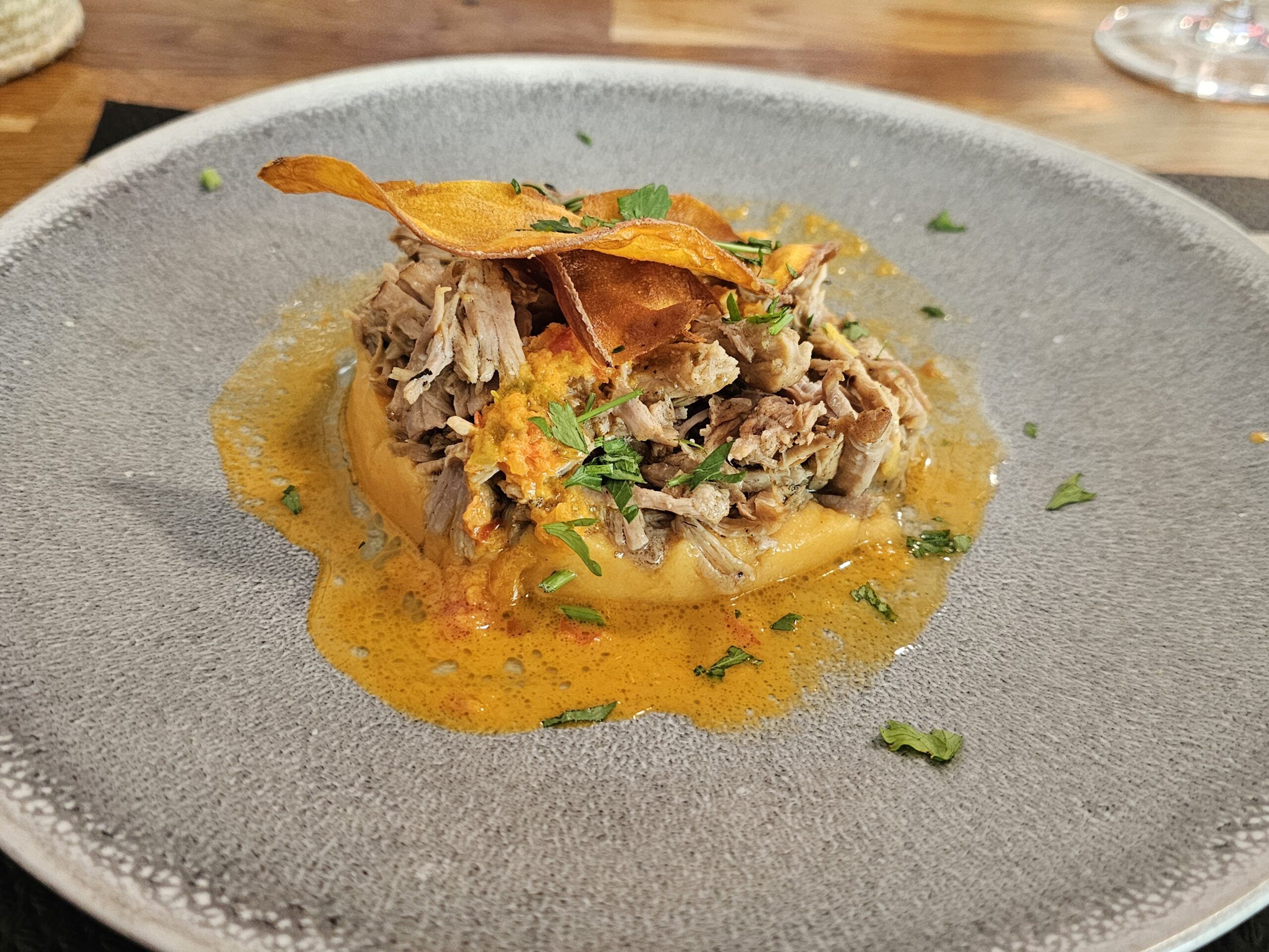 Timbal de cerdo asado con puré de boniatos, mojo canario y chip de plátano